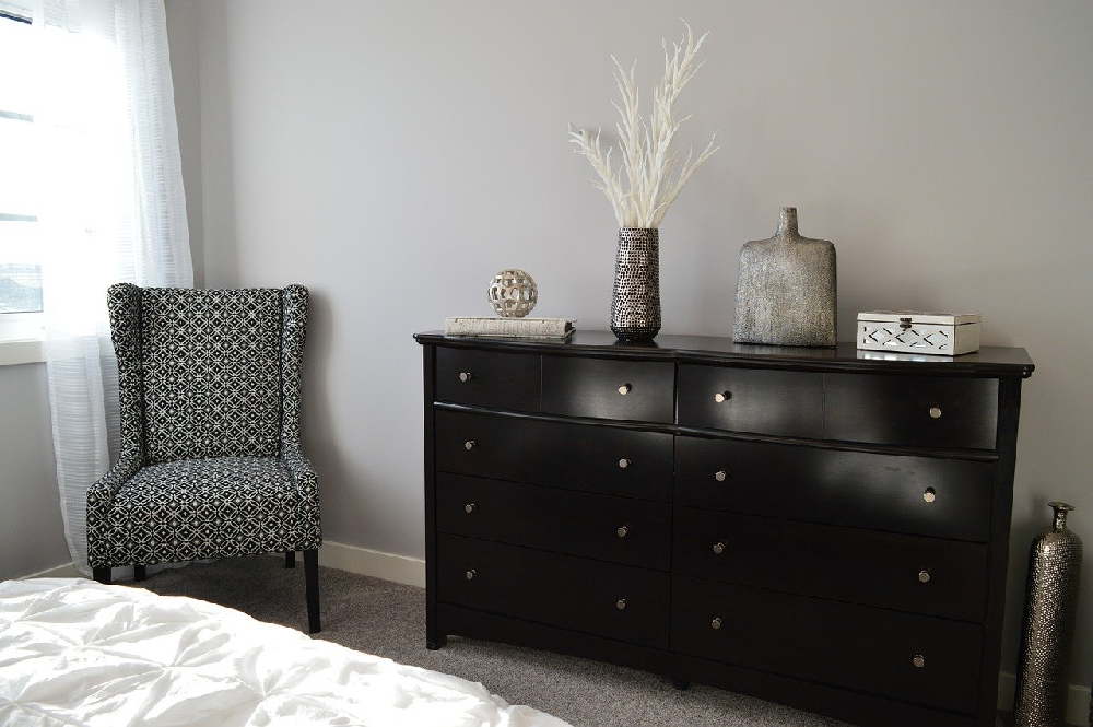 Praktyczna i estetyczna komoda w sypialni – dlaczego warto ją posiadać?